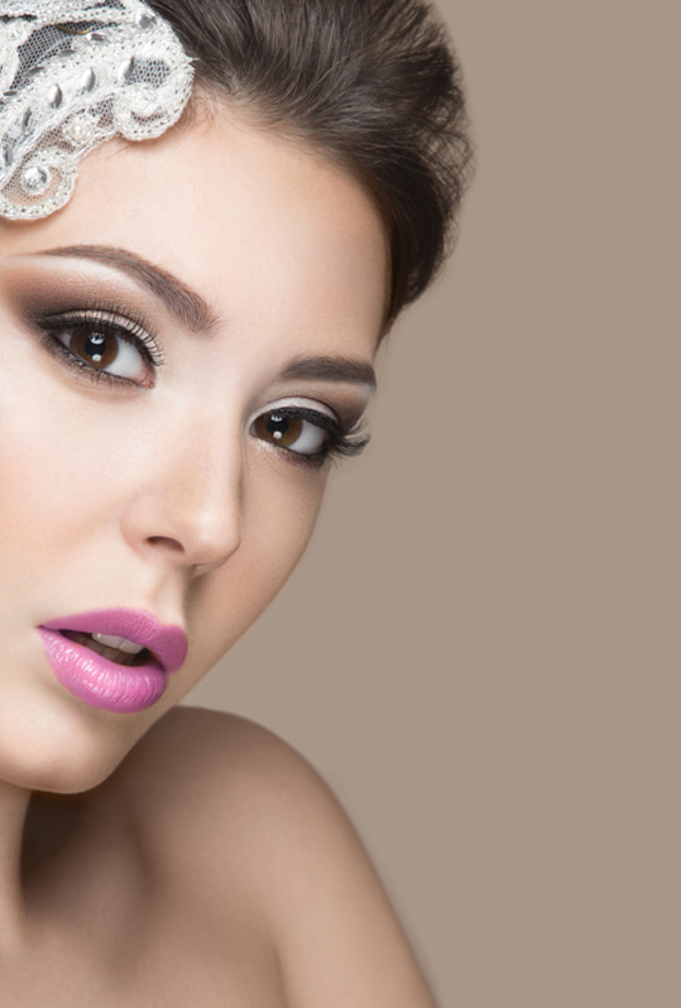 شفايف العروس متالقة باحمر شفاه وردي فاتح