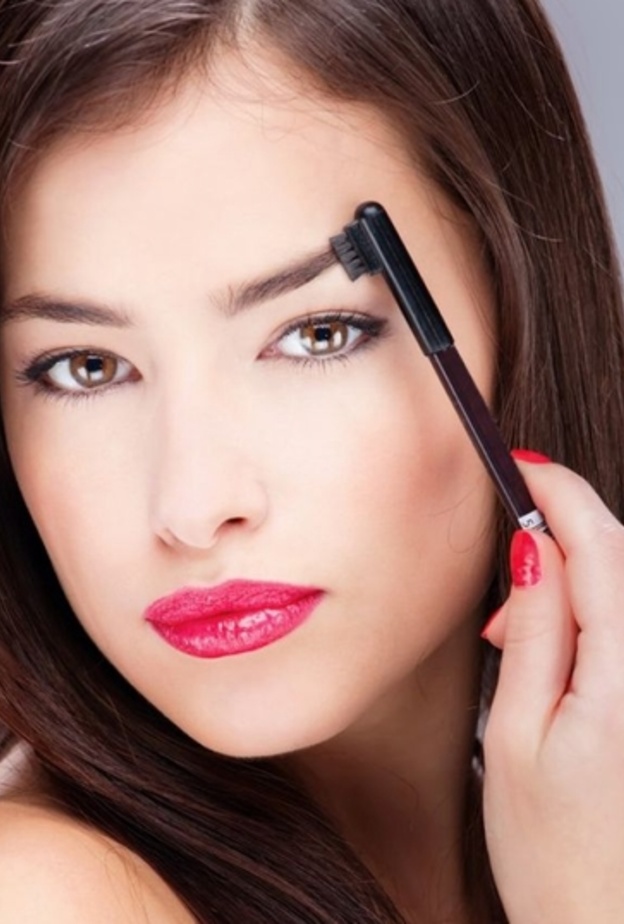 يمكن اجراء رسمة الحنة المؤقتة لحواجبك لتتأكدي انها تتطابق مع ملامح وجهك