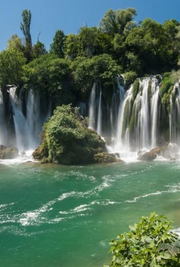 شلالات كثيرة