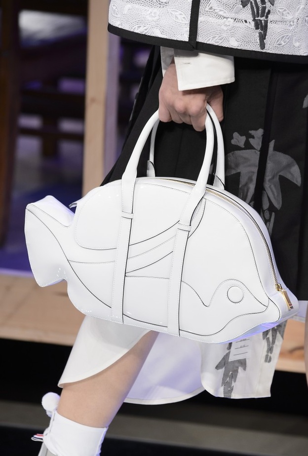 شنط يد بأشكال الأسماك من دار ثوم براون ‏Thom Browne