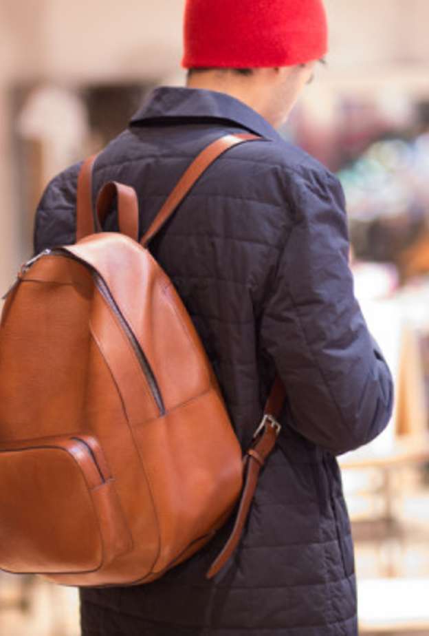 شنطة الظهر باللون البني العسلي تليق بكافة الألوان