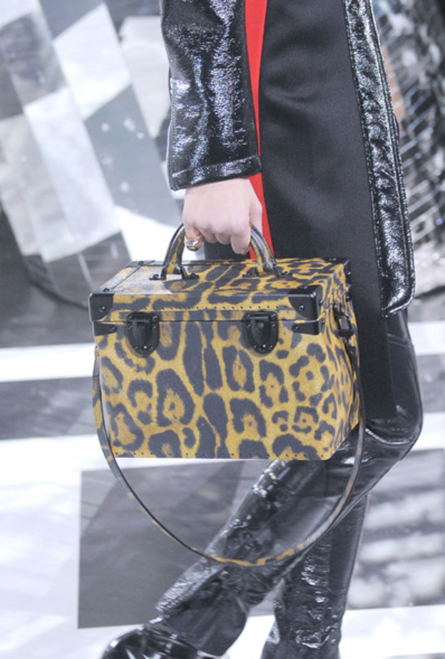 شنطة بنقشة النمر لاطلالة عملية من لويس فيتون Louis Vuitton