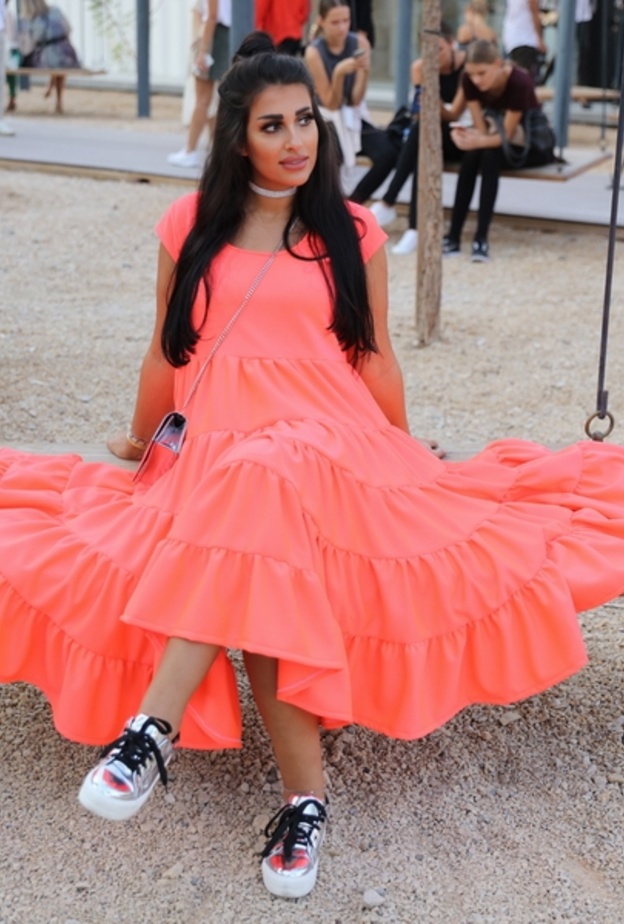 شهد في لونٍ يشعّ بالتّميّز