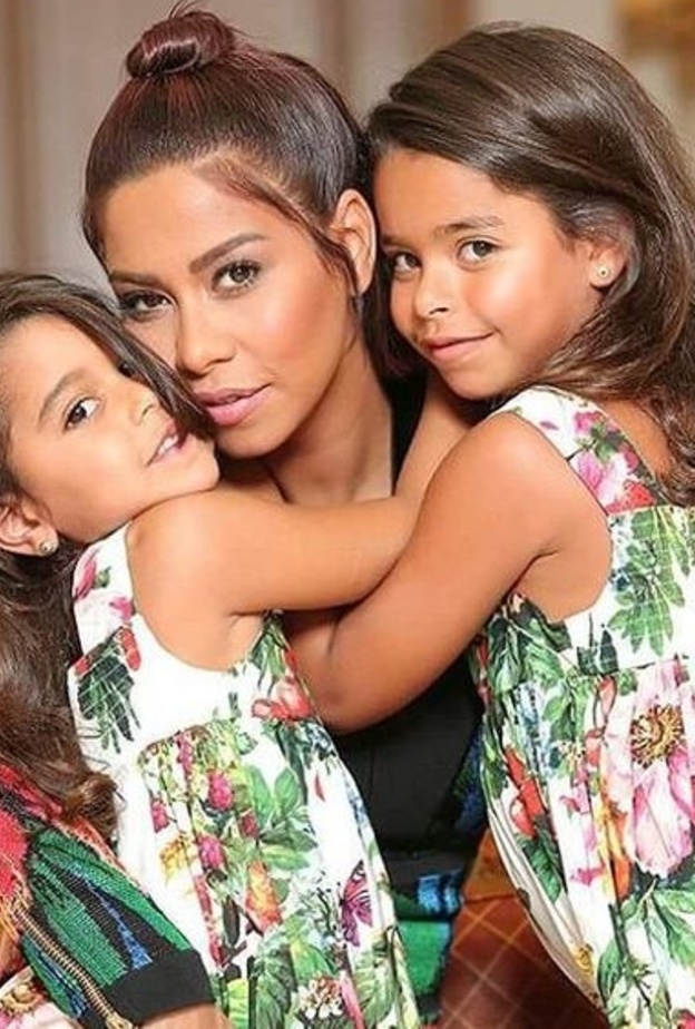 شيرين عبد الوهاب مع ابنتيها باطلالات أنثوية جذابة