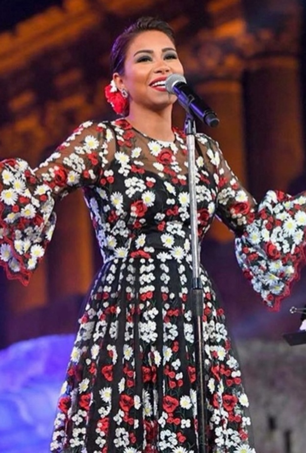 شيرين متألقة على المسرح في فستان من دولتشي اند غابانا