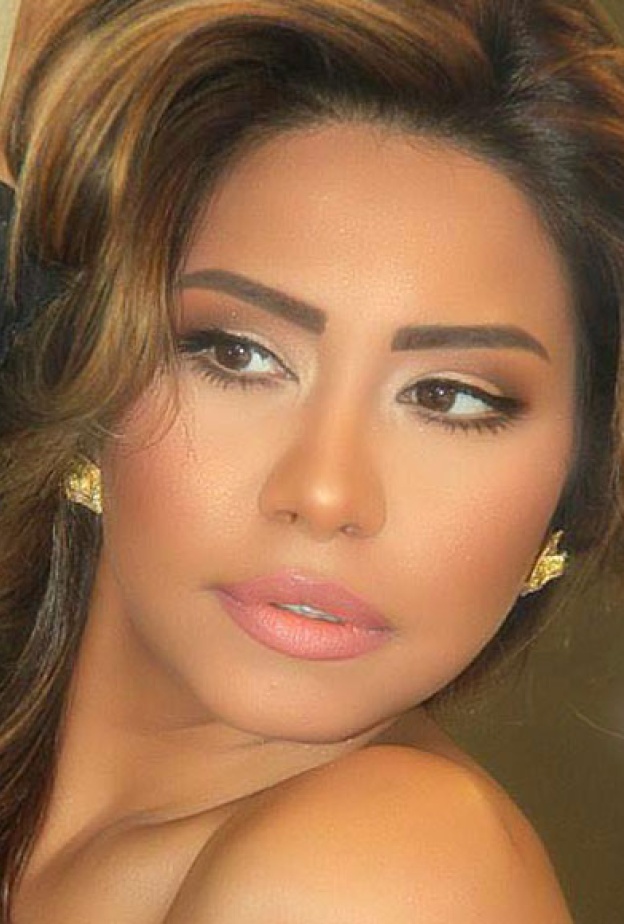 شيرين مع وردتيها الجميلتين هنا ومريم