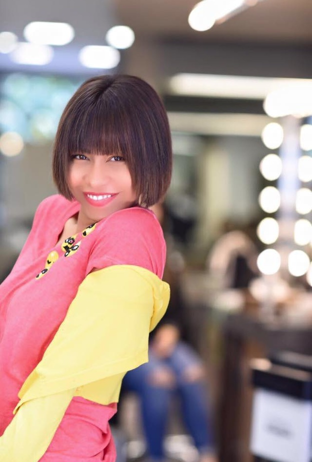 كيف تصرفت شيرين عبد الوهاب مع المعجب الذي امطرها بالقبلات؟