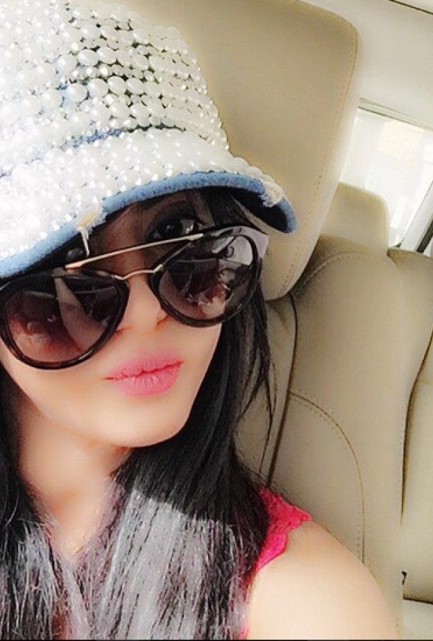 شيلاء سبت تلتقط صورة سلفلي لها في سيارتها