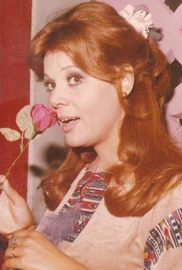 صفاء ابو السعود تخطف الانظار