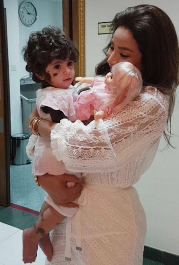 صور زيارة لجين عمران للطفلة الين نالت اعجاب جمهورها