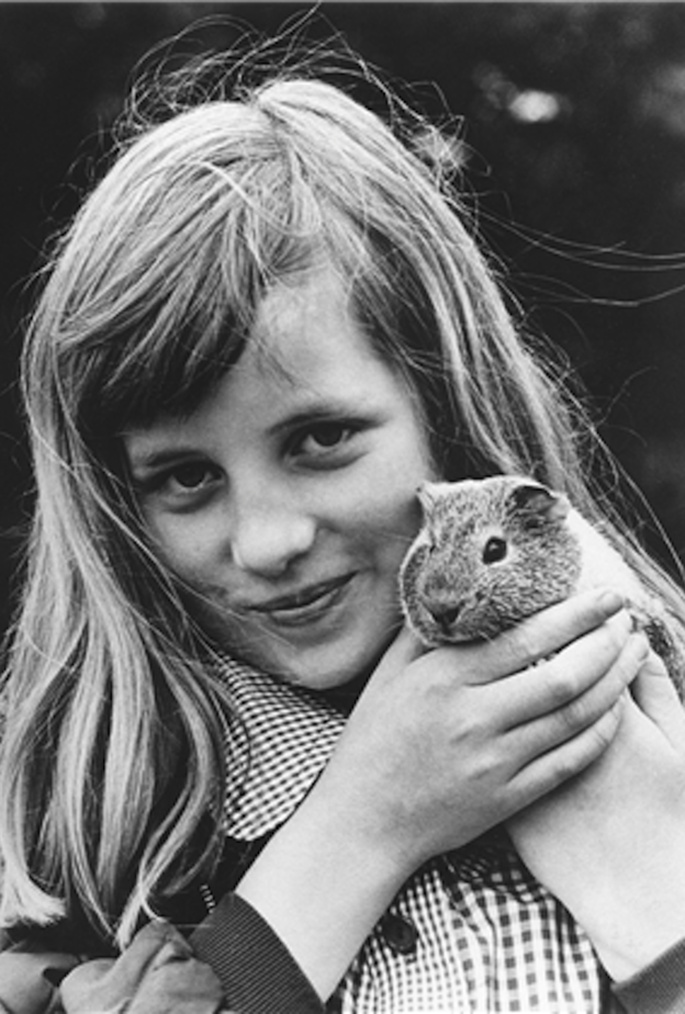 صورة الاميرة ديانا و هي رضيعة في حضن والدتها