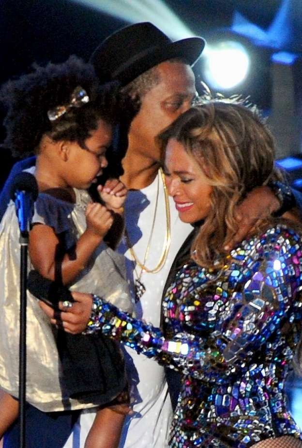 بيونسيه تشارك ابنتها وزوجها لحظة مؤثرة في حفل توزيع جوائز الـ VMA