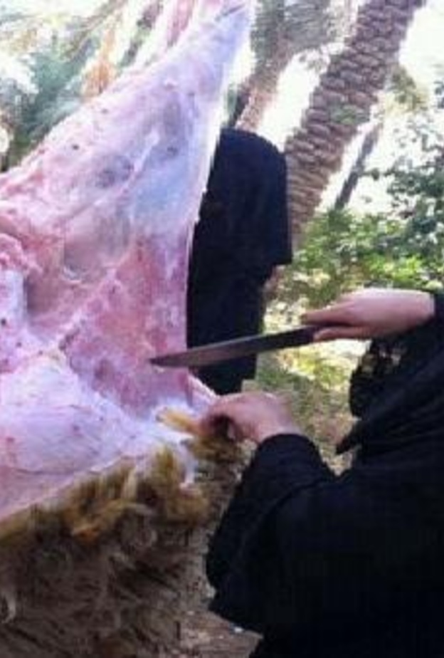 السعوديات تنافسن الرجال في شراء "خروف العيد"