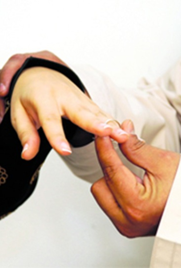 عريس يشترط على عروسه دفع نصف مليون ريال إذا طلبت الطلاق