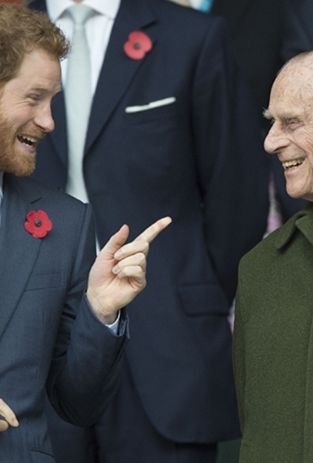 صورة قديمة للأمير فيليب تظهر الشبه الشديد بينه وبين الأمير هاري