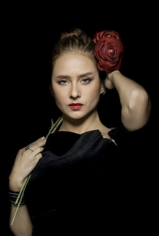 نيللي كريم تواصل سيرتها مع الحزن في سقوط حر