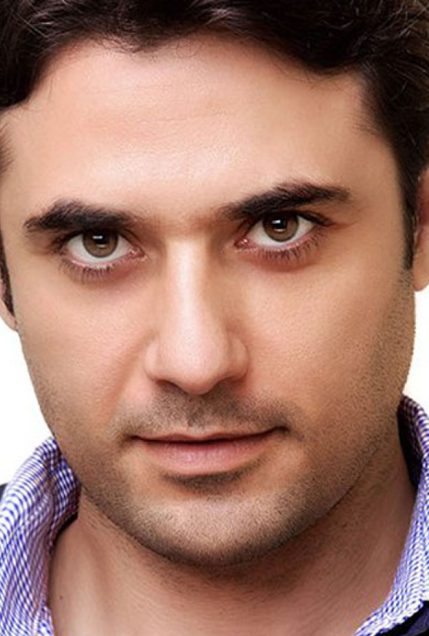 صورة احمد عز التي تناقلها رودا الفيسبوك ويبدو فيها مختلفا جدا