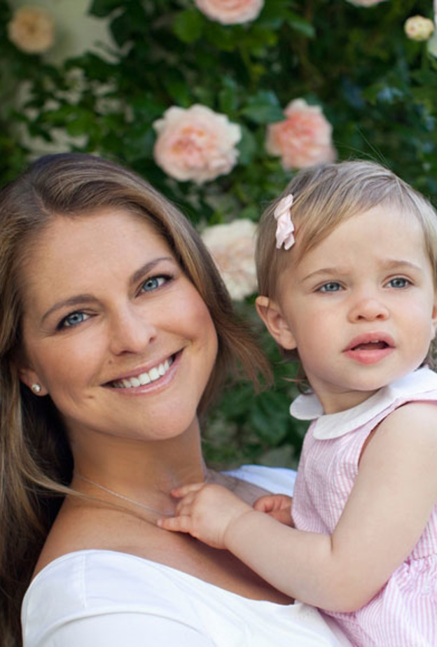 مادلين تحمل ابنها