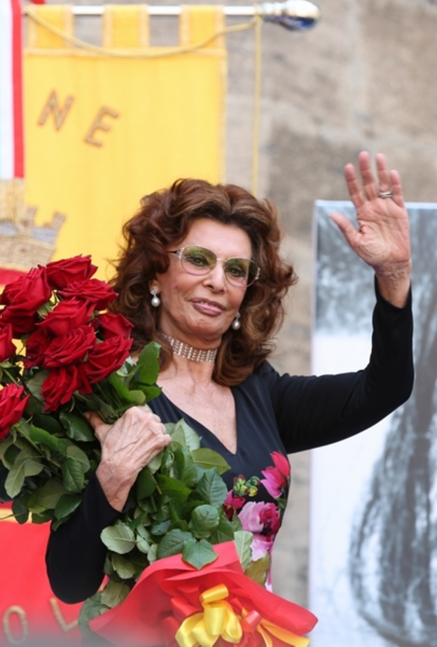 نابولي تمنح صوفيا لورين المواطنة الفخرية 