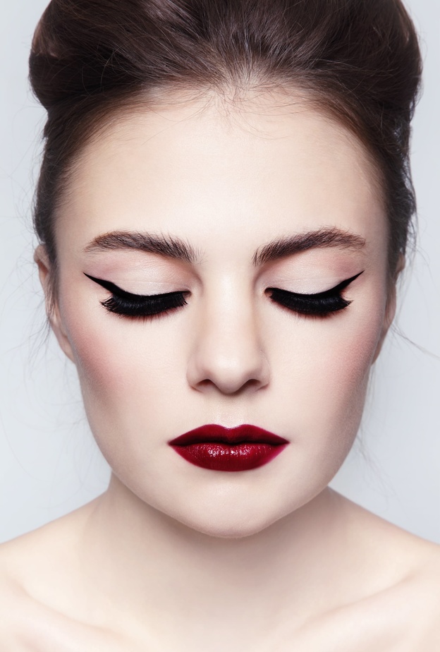 صيحة الآيلاينر الممدود المستمرة في علم المكياج