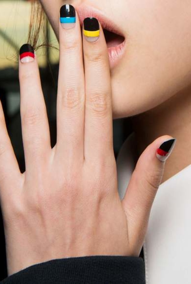 صيحة المناكير الفرنش الجديدة لهذا العام