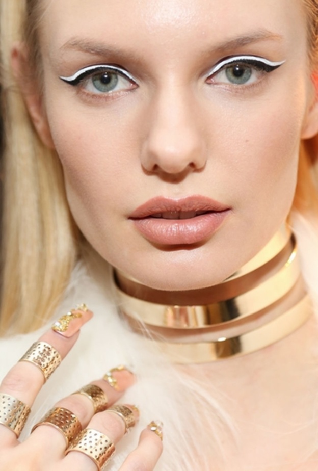 الايلاينر الازرق المميز في الصيف