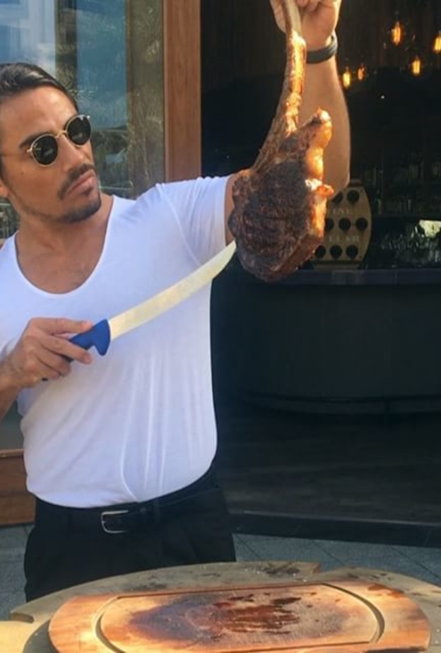 طباخ تركي يثير عاصفة على الإنترنت بطريقته في رش الملح