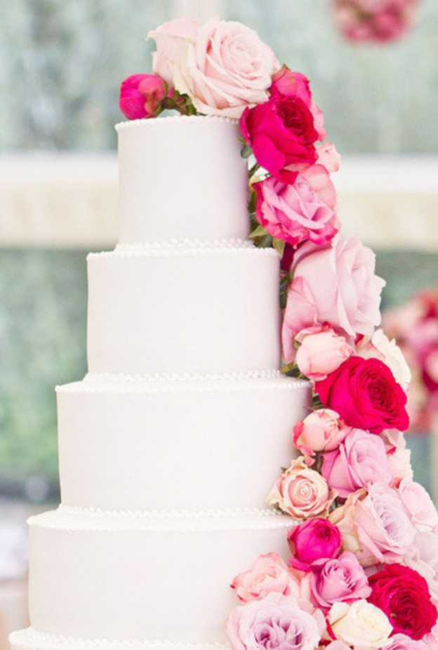 كعكة زفاف مزينة بالورد والسلاسل
