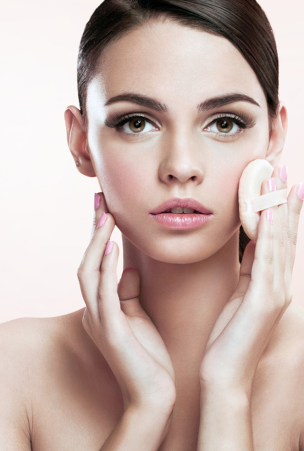 طبقي البودرة باستخدام الإسفنجة المدورة