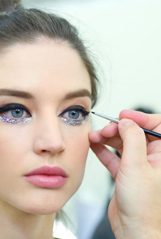 طبقي رسمات عيون مشرقة مع تمرير الغليتر على أسفل العين