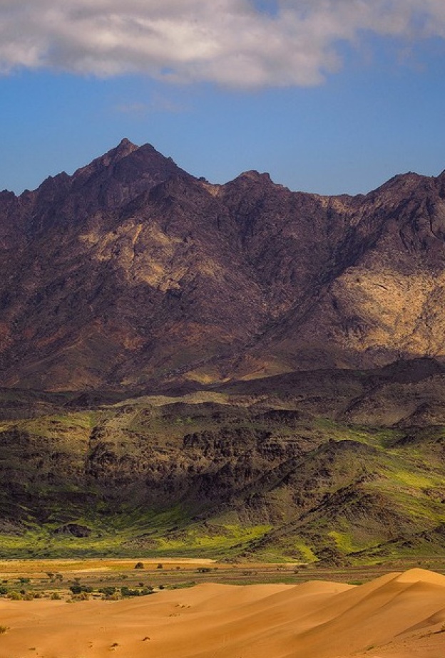 طبيعة جبلية وصحراوية خلابة