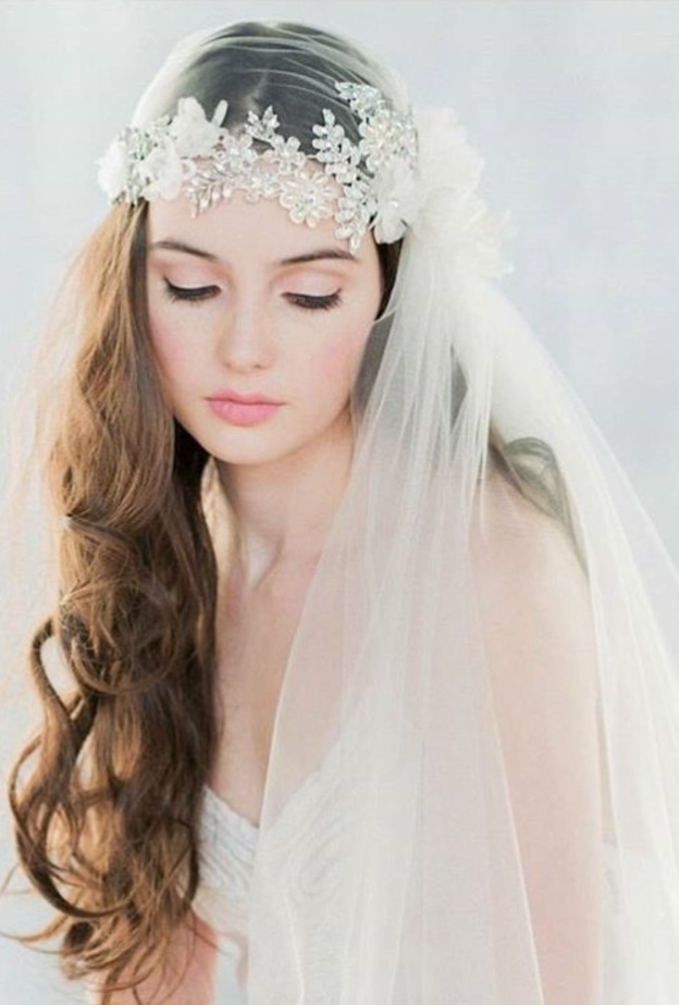 طرحة العروس بتصميم فريد يلف الرأس من قماش الشيفون 