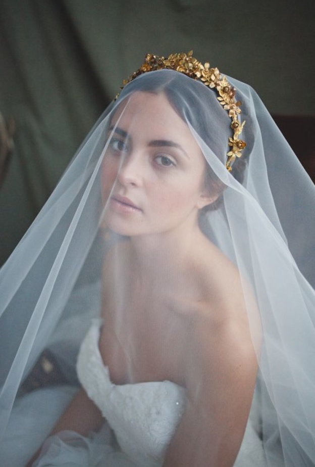 طرحة من الشيفون تغطي الرأس مع اكسسوار الرأس الذهبي فوقها