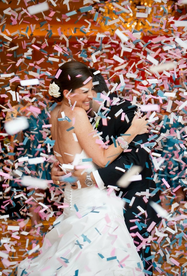 طرق استعراض اوراق  الكونفيتي في حفل الزفاف