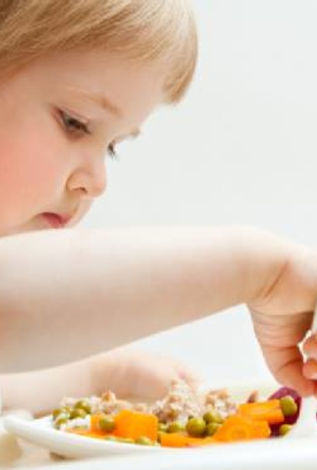 طرق مساعدة الطفل على الأكل بمفرده 