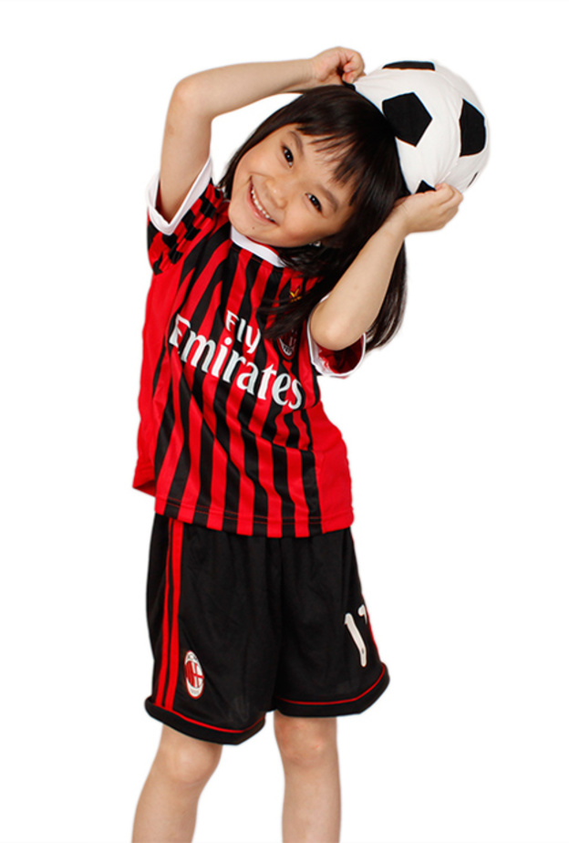 فوائد صحية ونفسية للاطفال بلعب كرة القدم