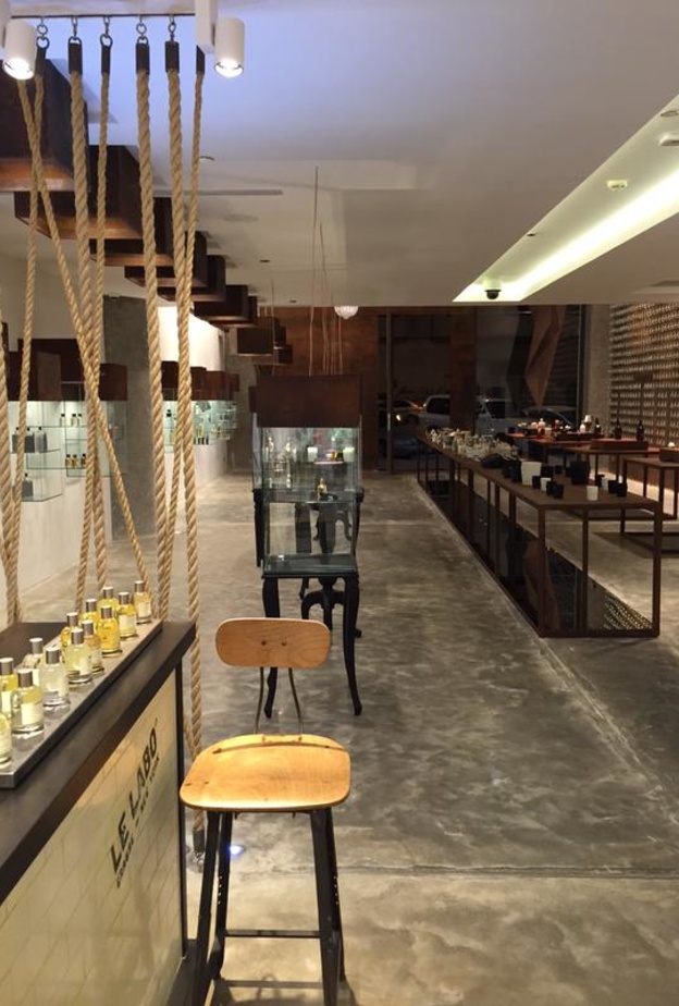 طريقة عرض العطور بالمعرض