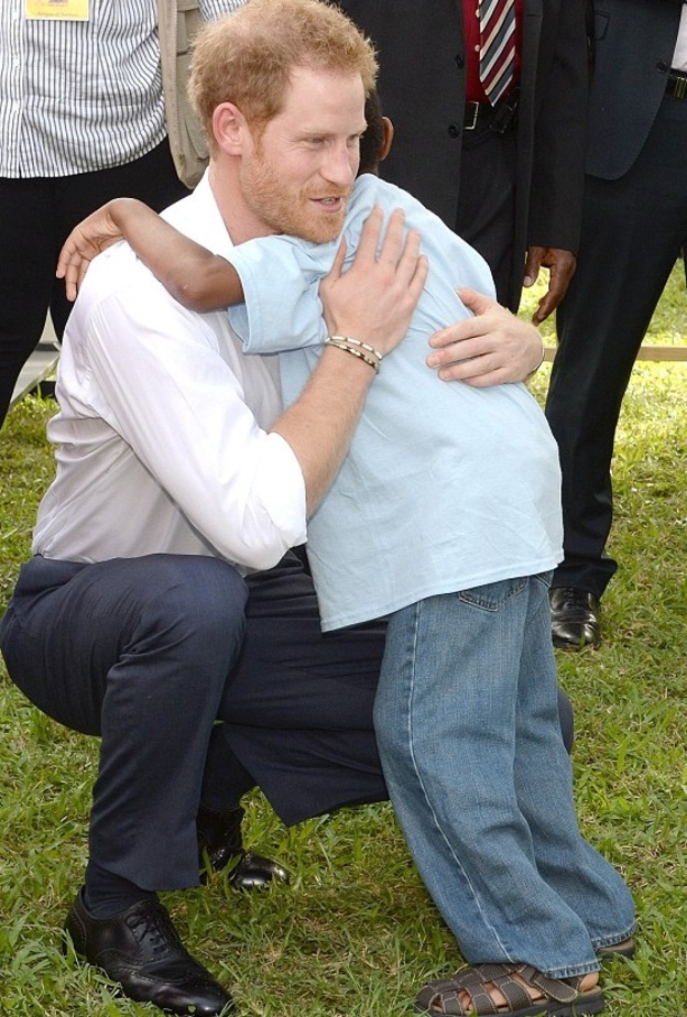 طفل صغير يعانق الامير هاري بحب وتقدير