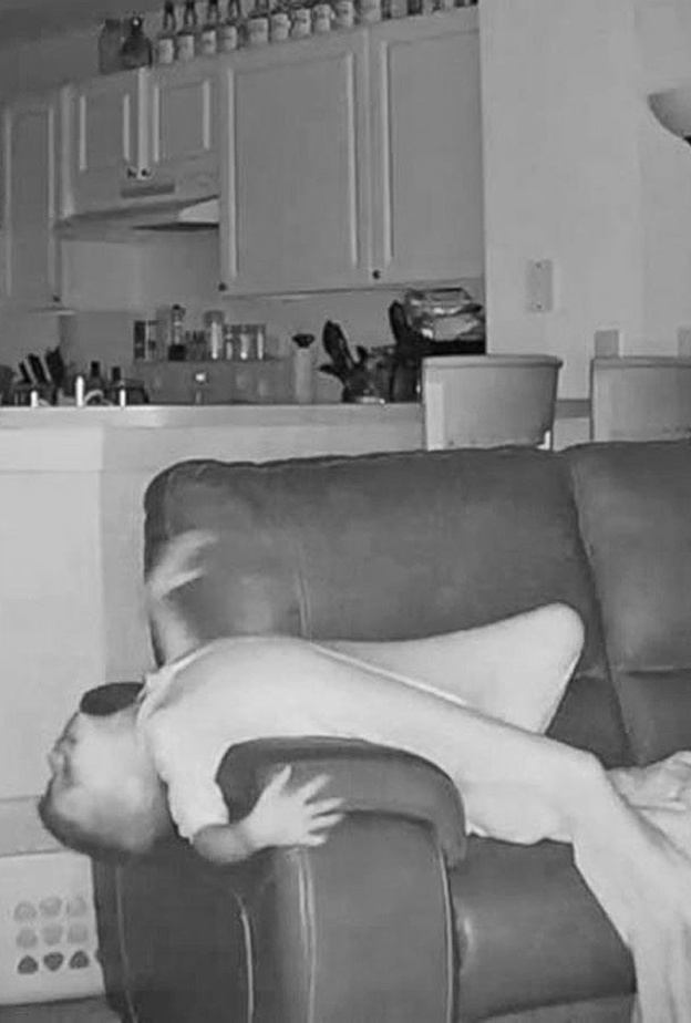 طفل يغافل والديه ليلا ليفجر طاقته