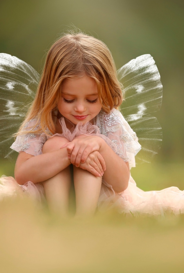 طفلة برج الميزان حمامة سلام في المنزل 