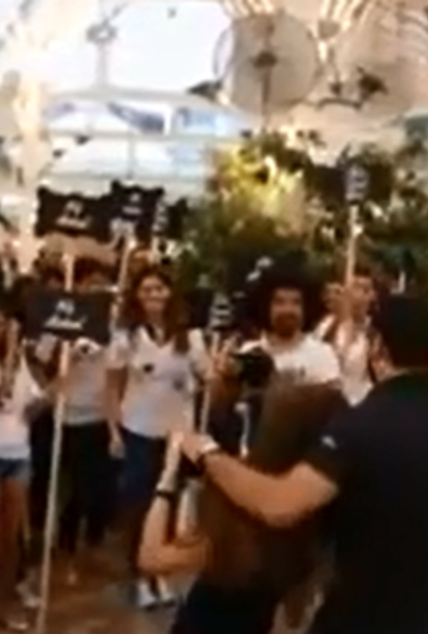 بالفيديو: طلب يدها في مركز التسوق... فماذا فعلت؟ 