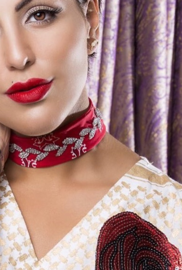 طوق من القماش الاحمر المطرز من اختيار دانا 