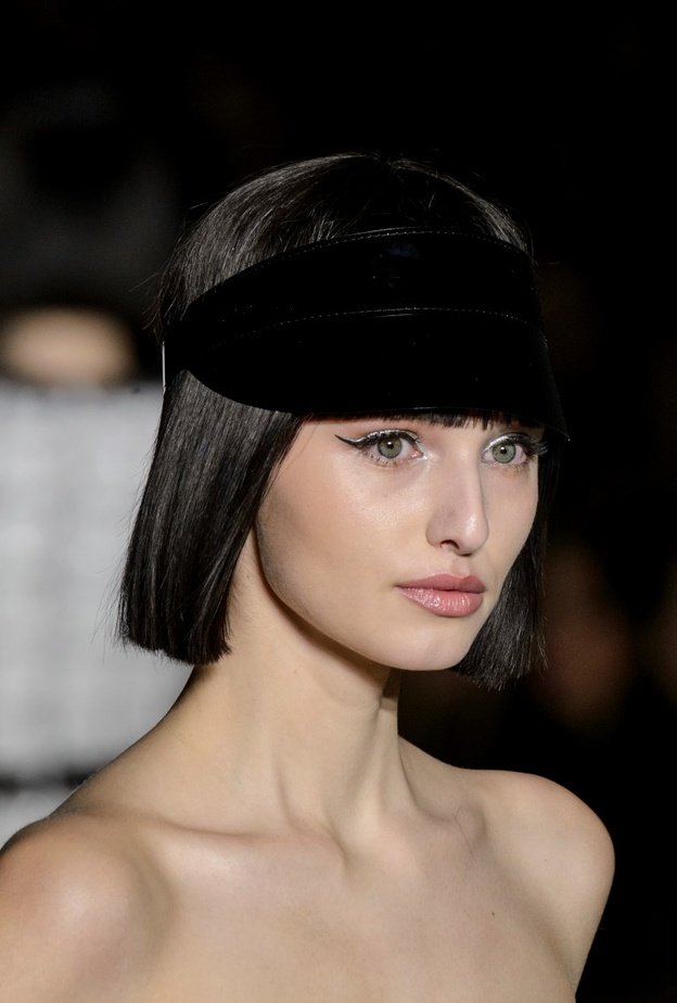 ظلال بيضاء مع رسمات الآيلاينر باللون الأسود من دار رالف أند روسو Ralph & Russo