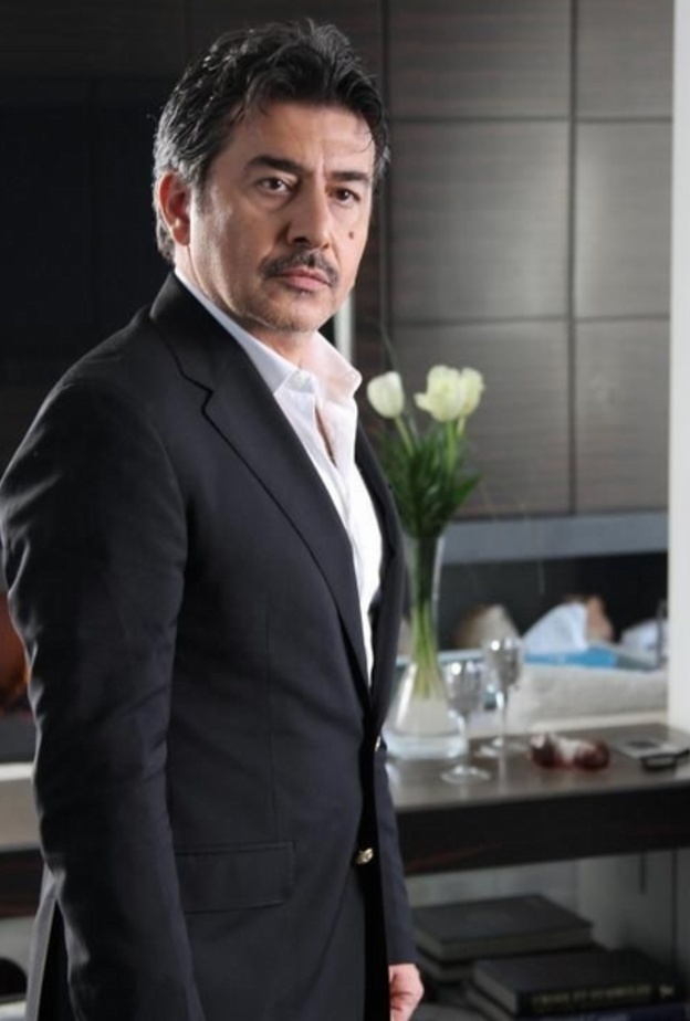 عابد فهد في بدلة باللون الكحلي