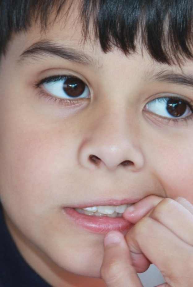 عادة قضم الأظافر لدى الأطفال.. هكذا تمنعيها