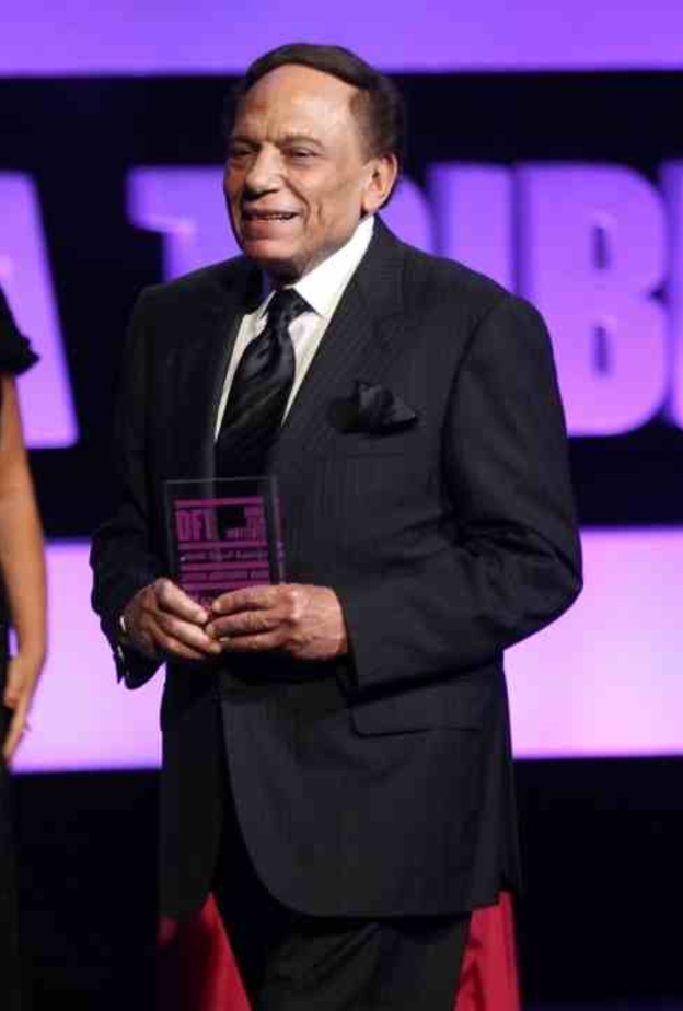 عادل امام يعود للقاهرة ليودع صديق العمر