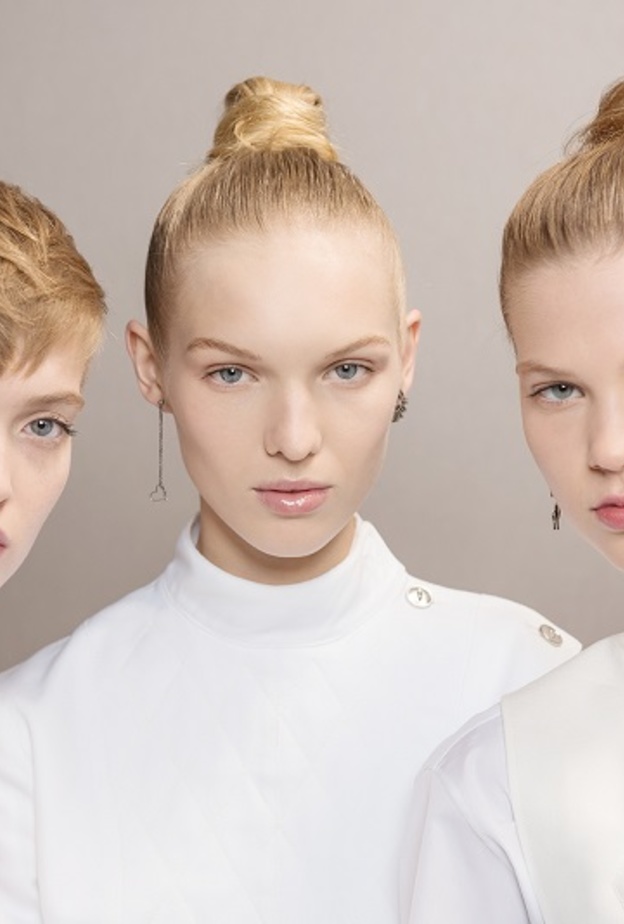 عارضات ديور يتألقن بمكياج طبيعي وانثوي