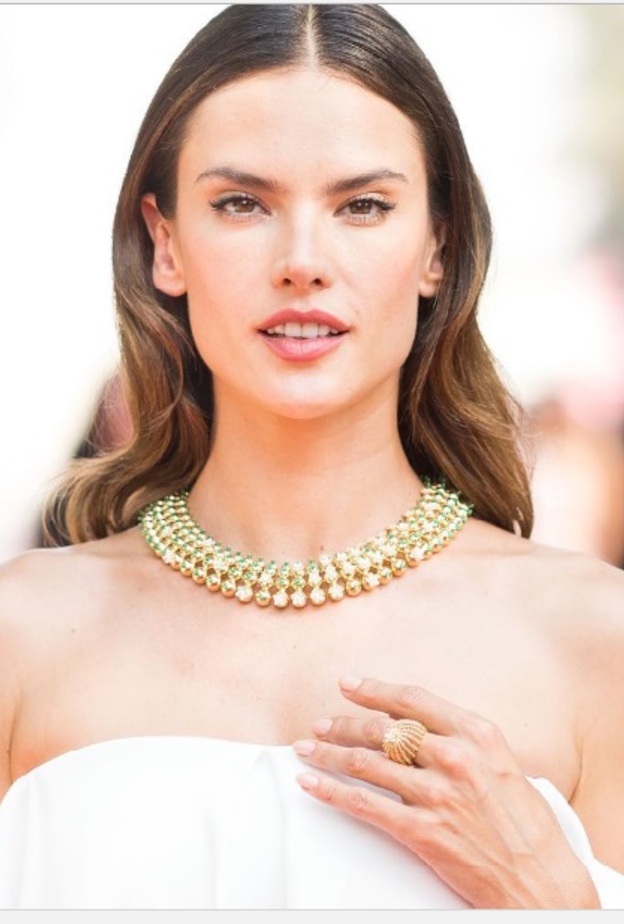 عارضة الأزياء البرازيلية  أليساندرا أمبروسيو تتألق بكارتييه