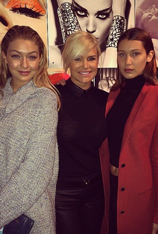 عارضتا الازياء جبجي حديد وبيلا حديد برفقة والدتهما التي تشع جمالا