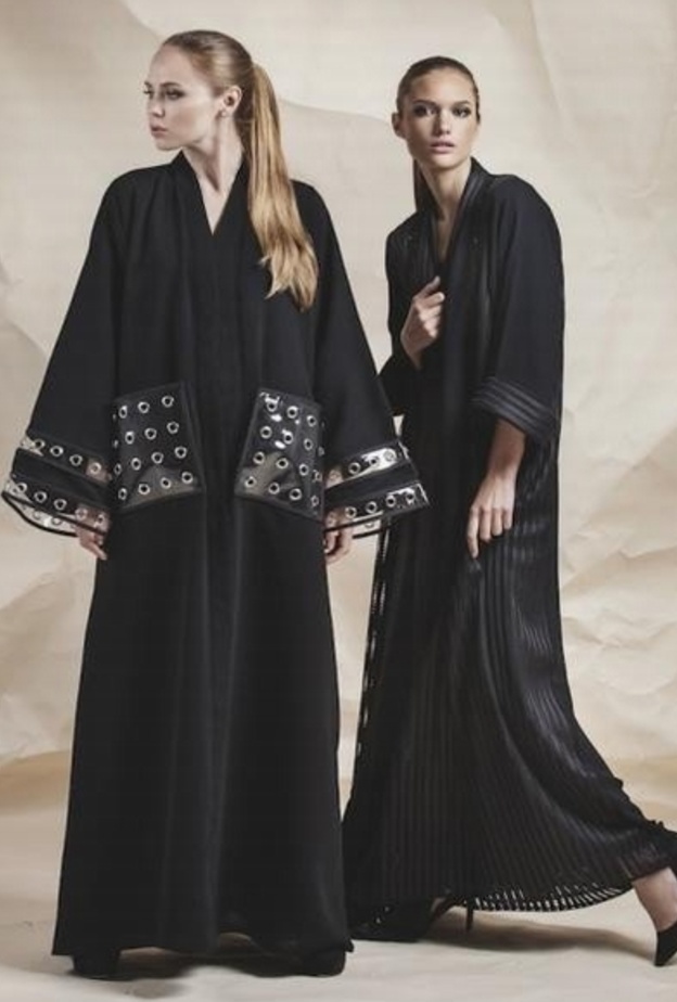 عبايات سوداء بلمسات شبابية ملفتة